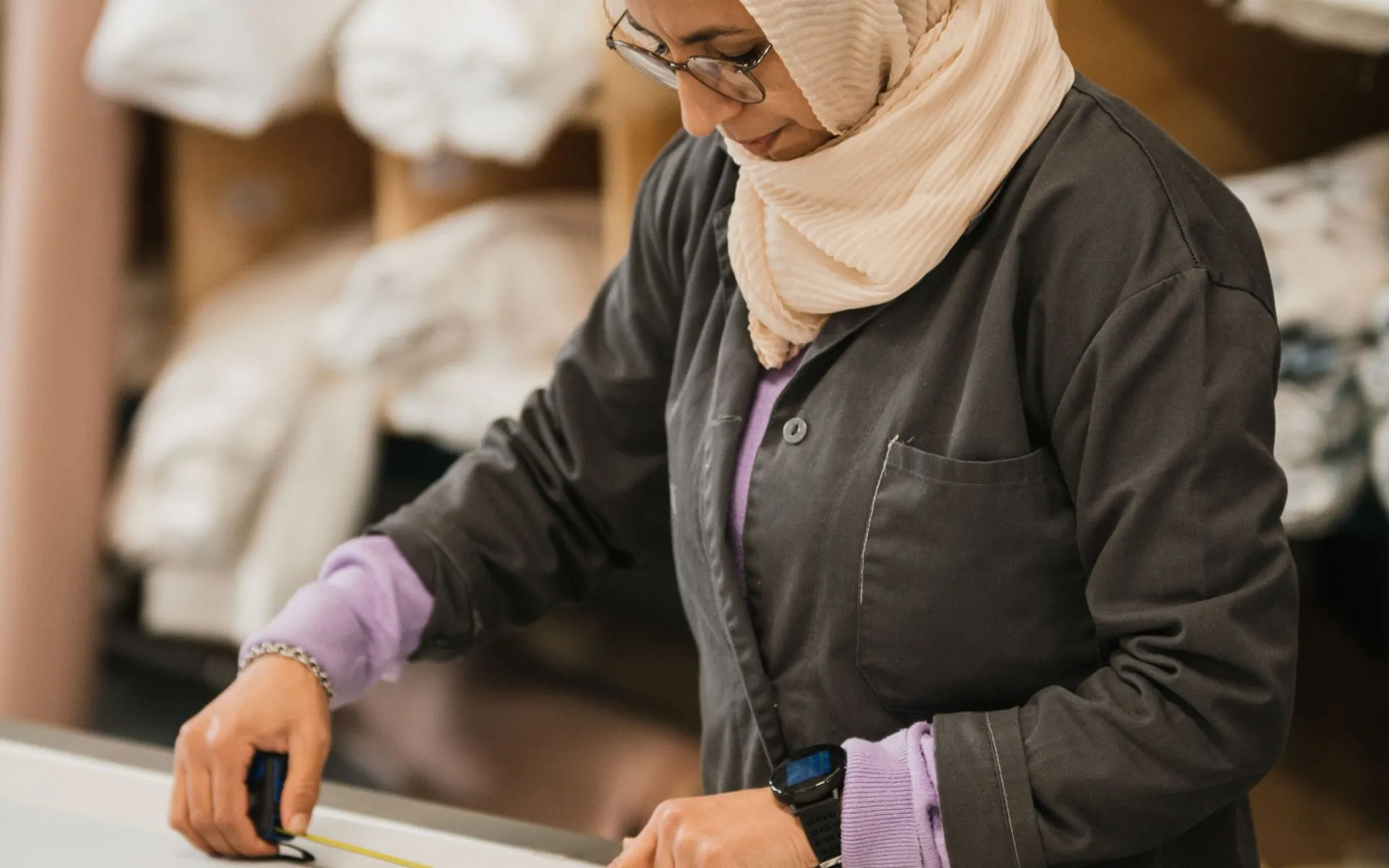 이미지 Behind-hands-10-1920x1200