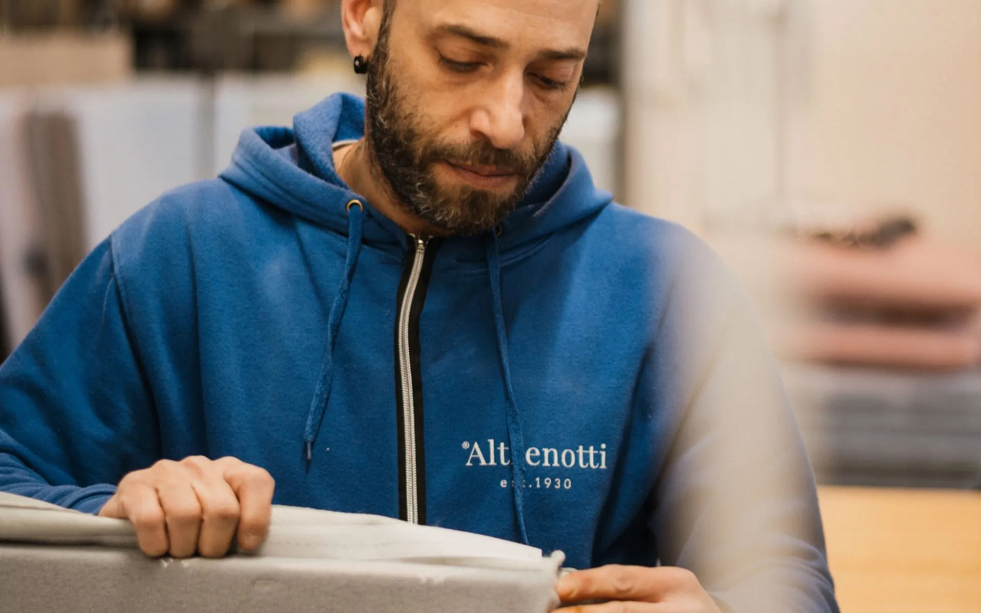 이미지 Behind-hands-11-1920x1200