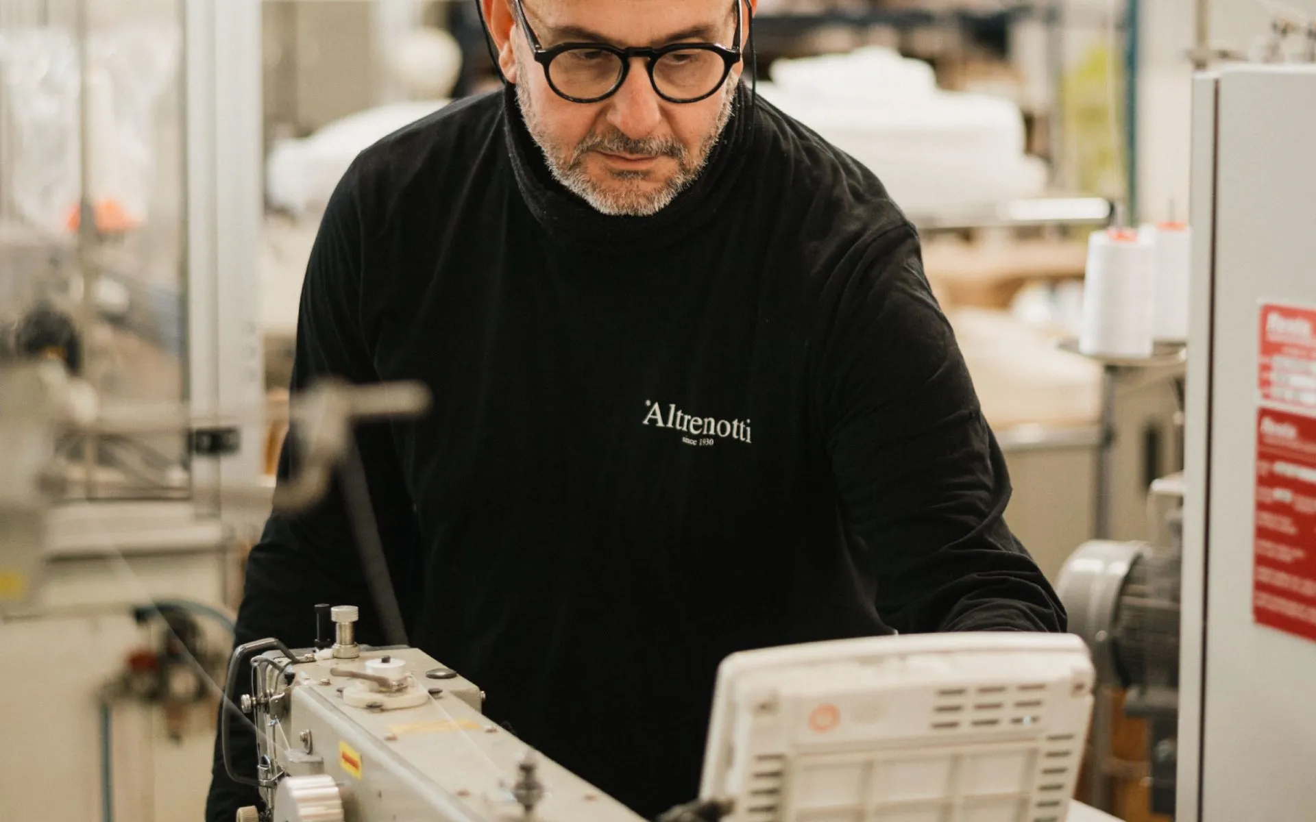 이미지 Behind-hands-7-1920x1200